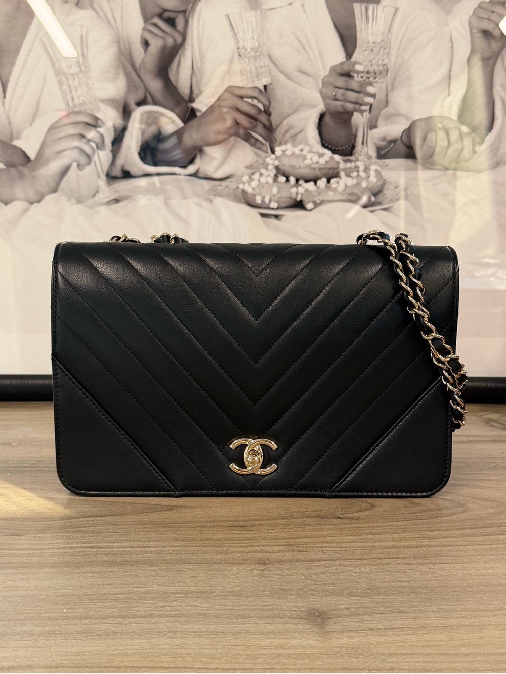 CHANEL Black Chevron Quilted Leather Shoulder Bag with Gold Chain